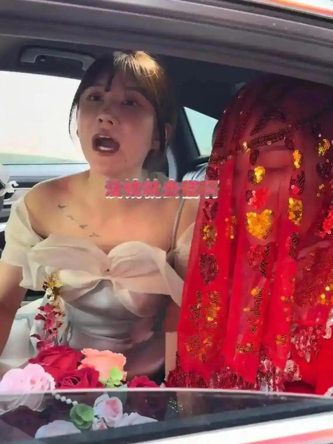 大喜的日子，婚车稳稳停在男方家门口，一身秀禾的新娘坐在车里迟迟不肯动身，全程都听