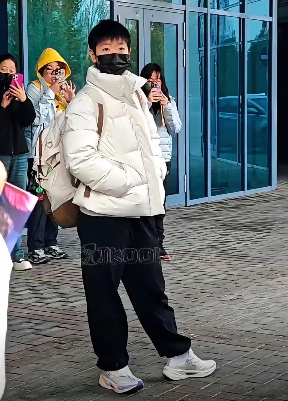 孙颖莎宣布退出亚锦赛后，今日回国！！！莎莎可以回家啦，真为她开心，有周启豪陪着她