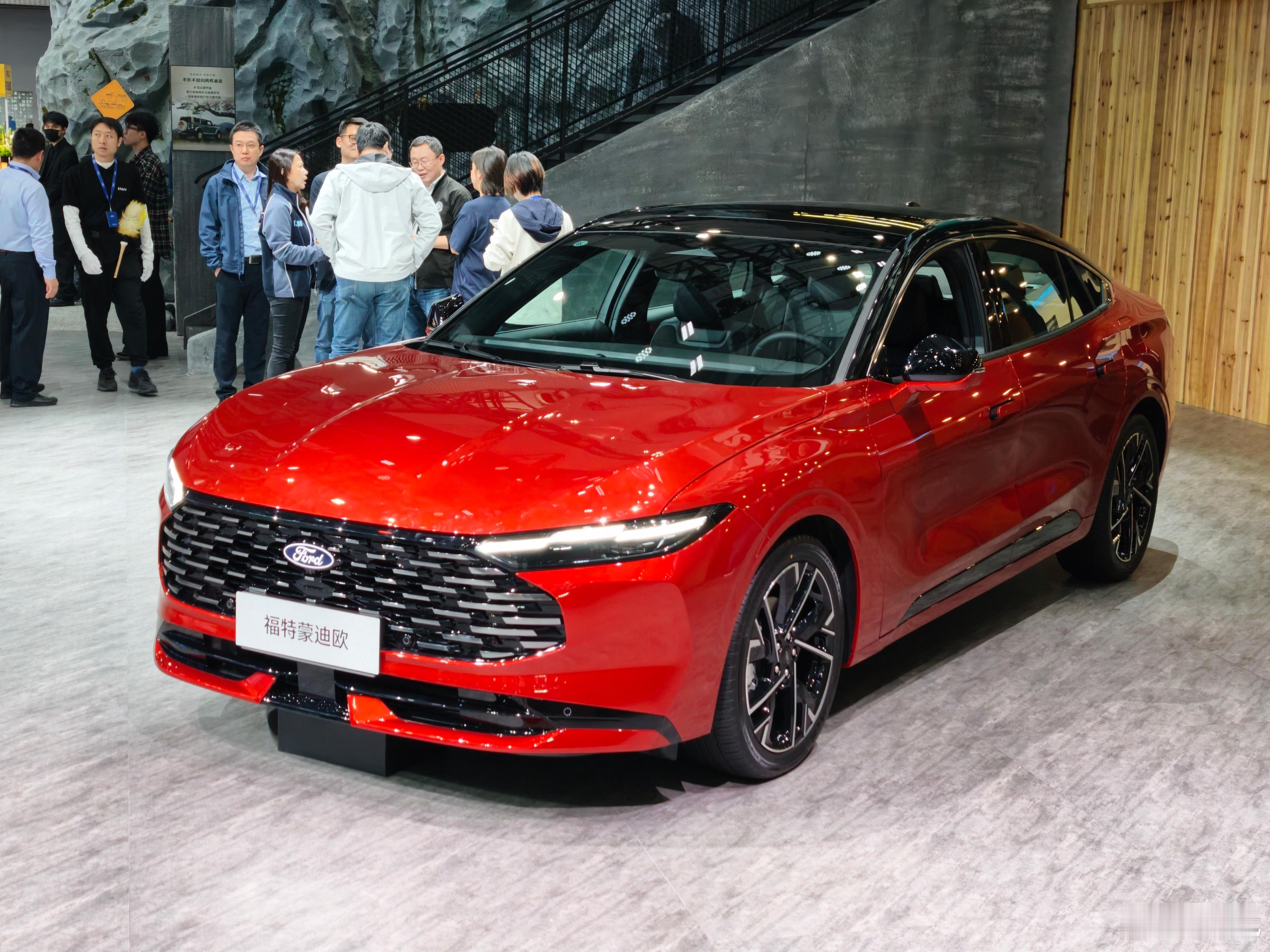 舍得给你2.0T，还超过250匹的三厢车不多了，在福克斯停产后，这样带劲的蒙迪欧