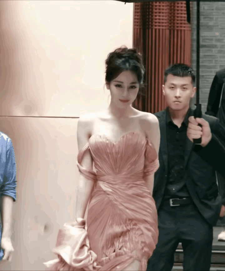 热巴能歌善舞，出演过很多影视剧，数次参加央视春节晚会，这造型，这气质，这风韵，摄