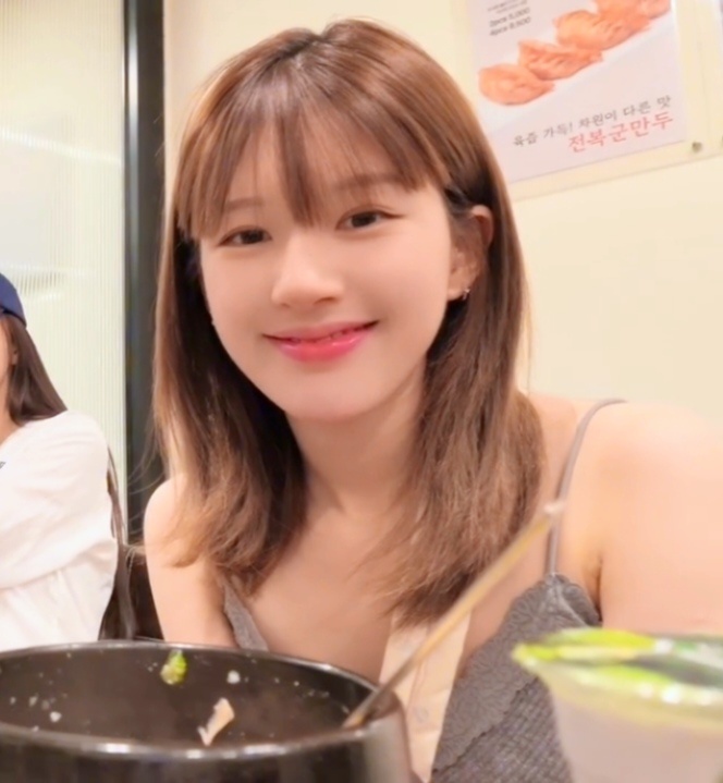 一只小萌露突然凑近´ₒ⦁⩊⦁ₒ` 