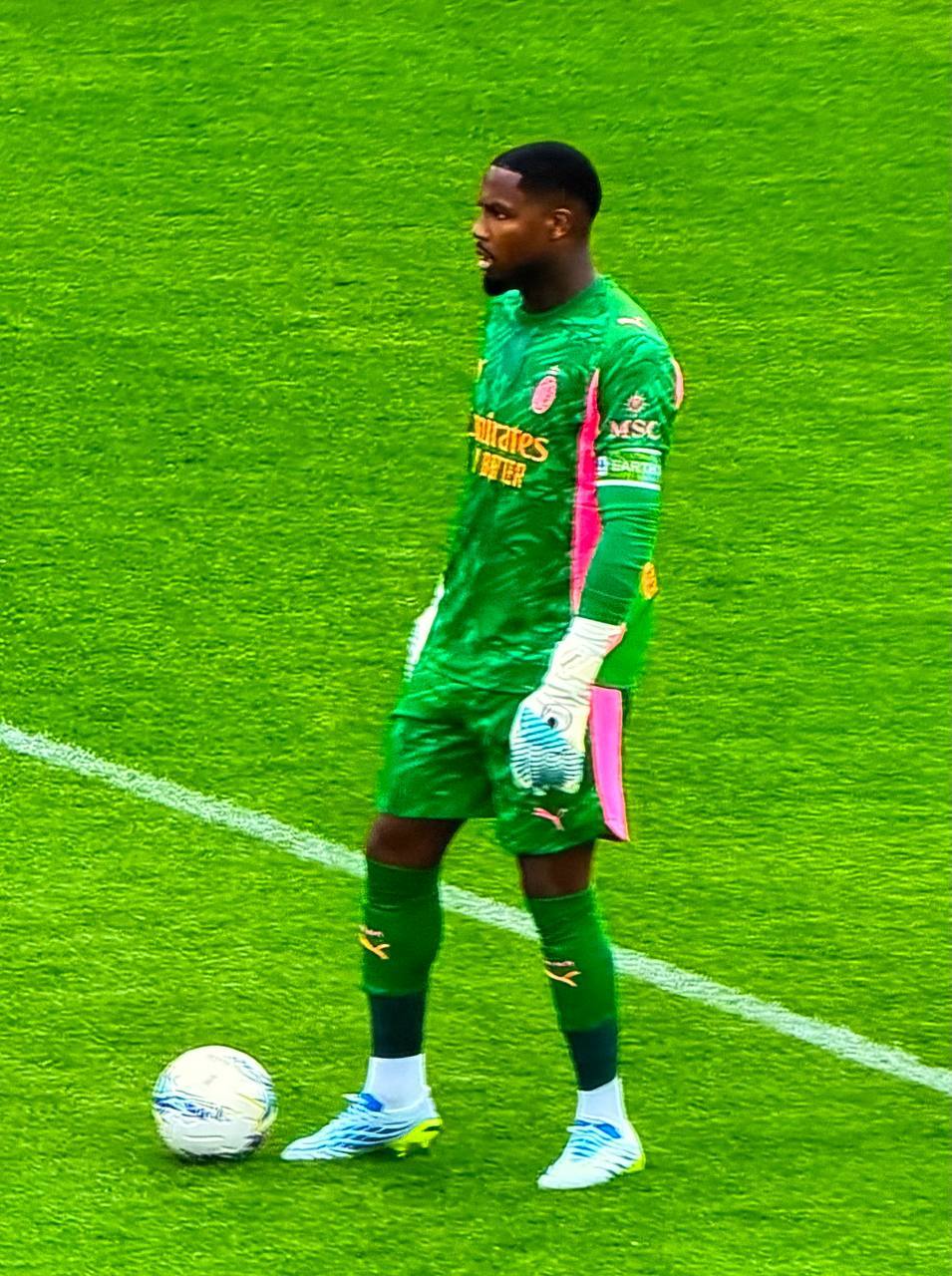 AC米兰 “每当迈尼昂拿到球，维罗纳球迷就会发出嘘声。”DAZN的场边记者马尔科