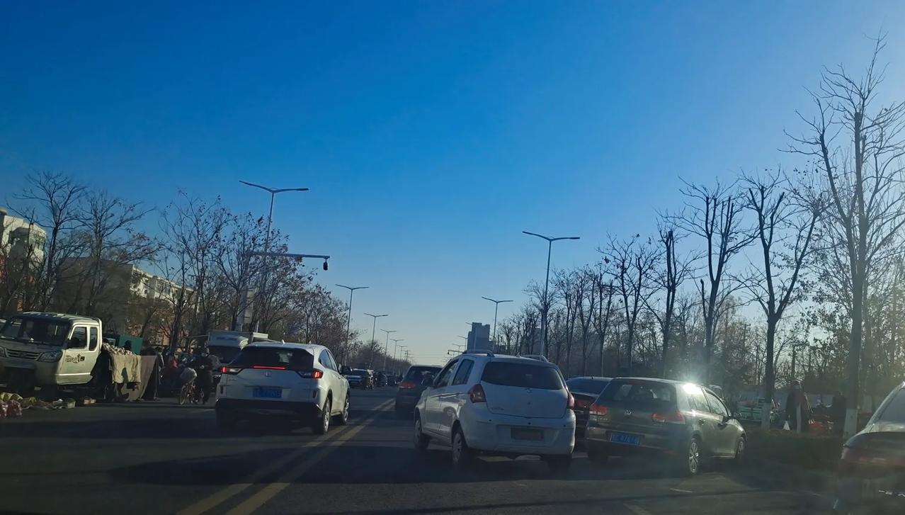 东营市堵车最厉害的一条道路。


每天早上到中午，道路两边停的车辆满满当当，全是