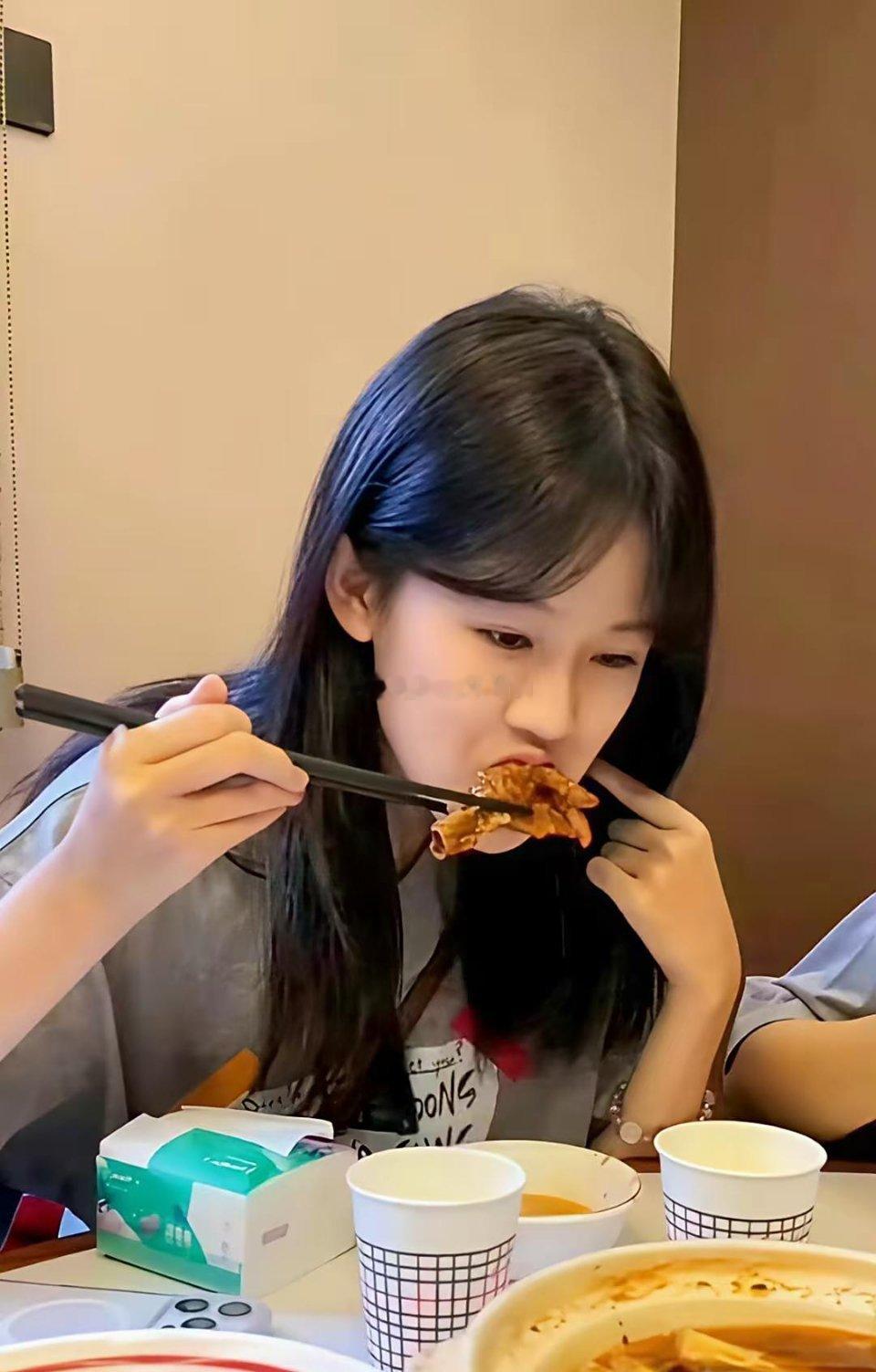 陆毅和鲍蕾也太会养了，贝儿真是越大越漂亮了 ​​​