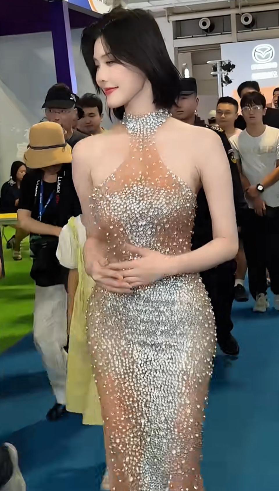 碎钻礼裙衬得身姿摇曳，短发造型又添几分利落，在人群中一眼惊艳，氛围感直接拉满✨