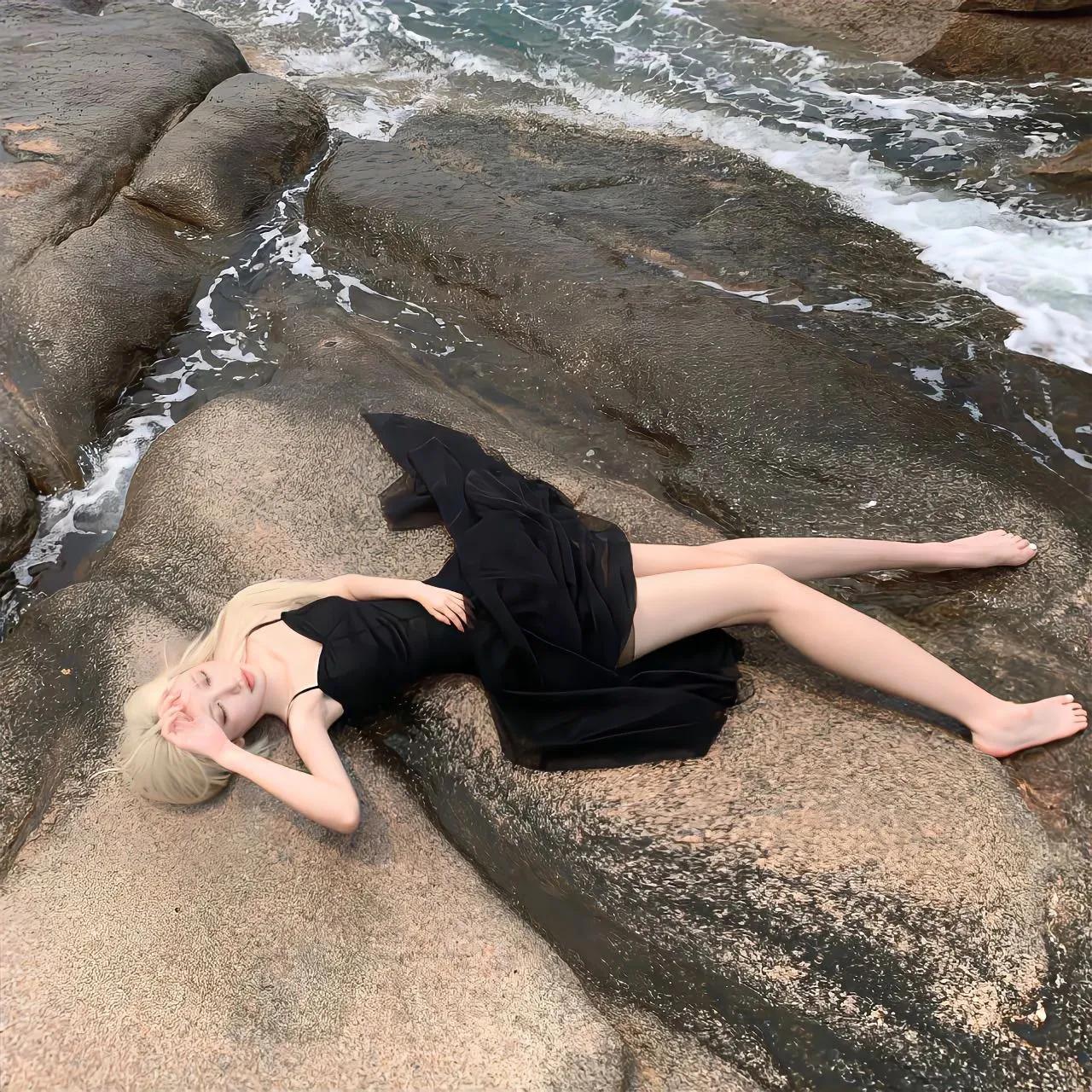 现实会告诉你，做情人的女人她对你上头是有时间限制的。
她最爱你，最上头的时间，一