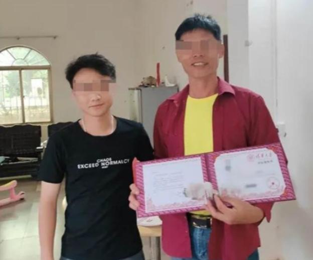2020年，广东，一名学生喜获清华大学录取通知书，其父为此设宴庆祝，神采飞扬，可