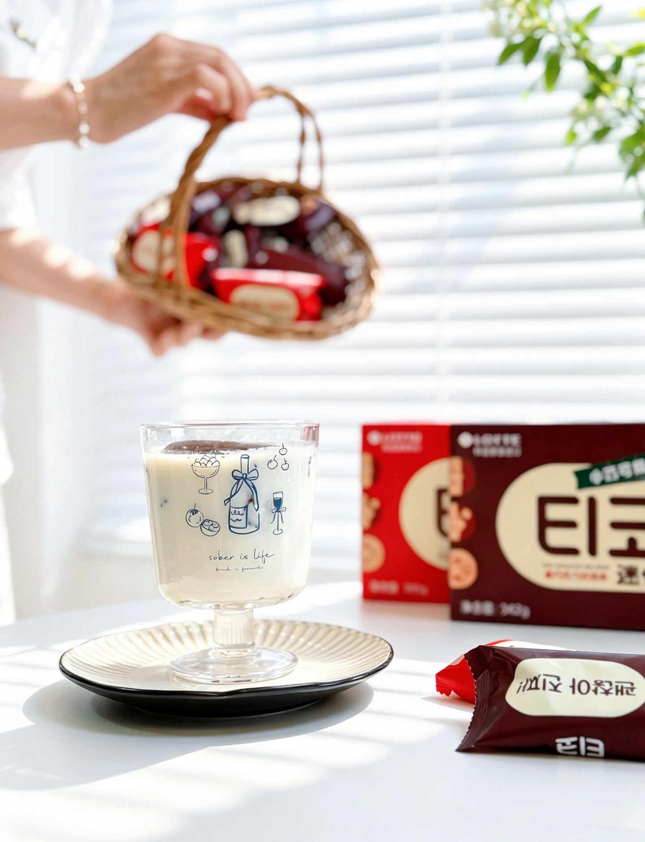 冰激凌装满冰箱，是我替夏天写给他的💌
每年夏天
家里的冰箱有一格是属于他的
冰
