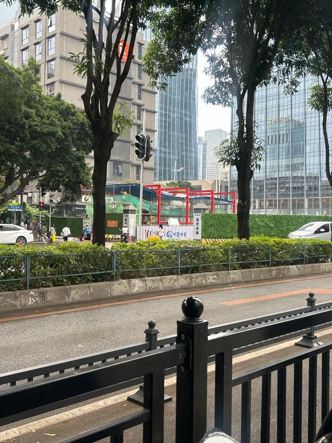 最新实拍！广州地铁13号线二期花城广场北站。

这个是C出口，距离1/3号线体育