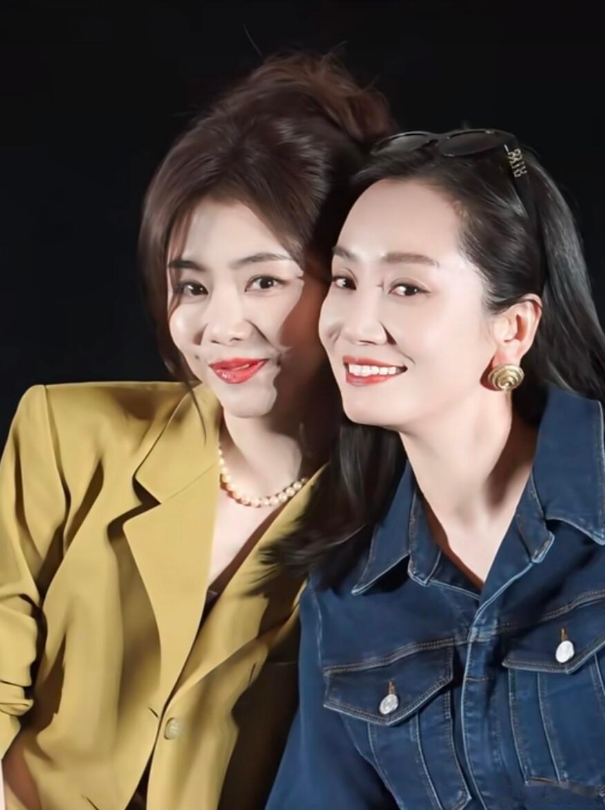 谭松韵董晴十年挚友同框，回忆杀燃爆全网在热播剧《我的山与海》中，谭松韵与董晴的再