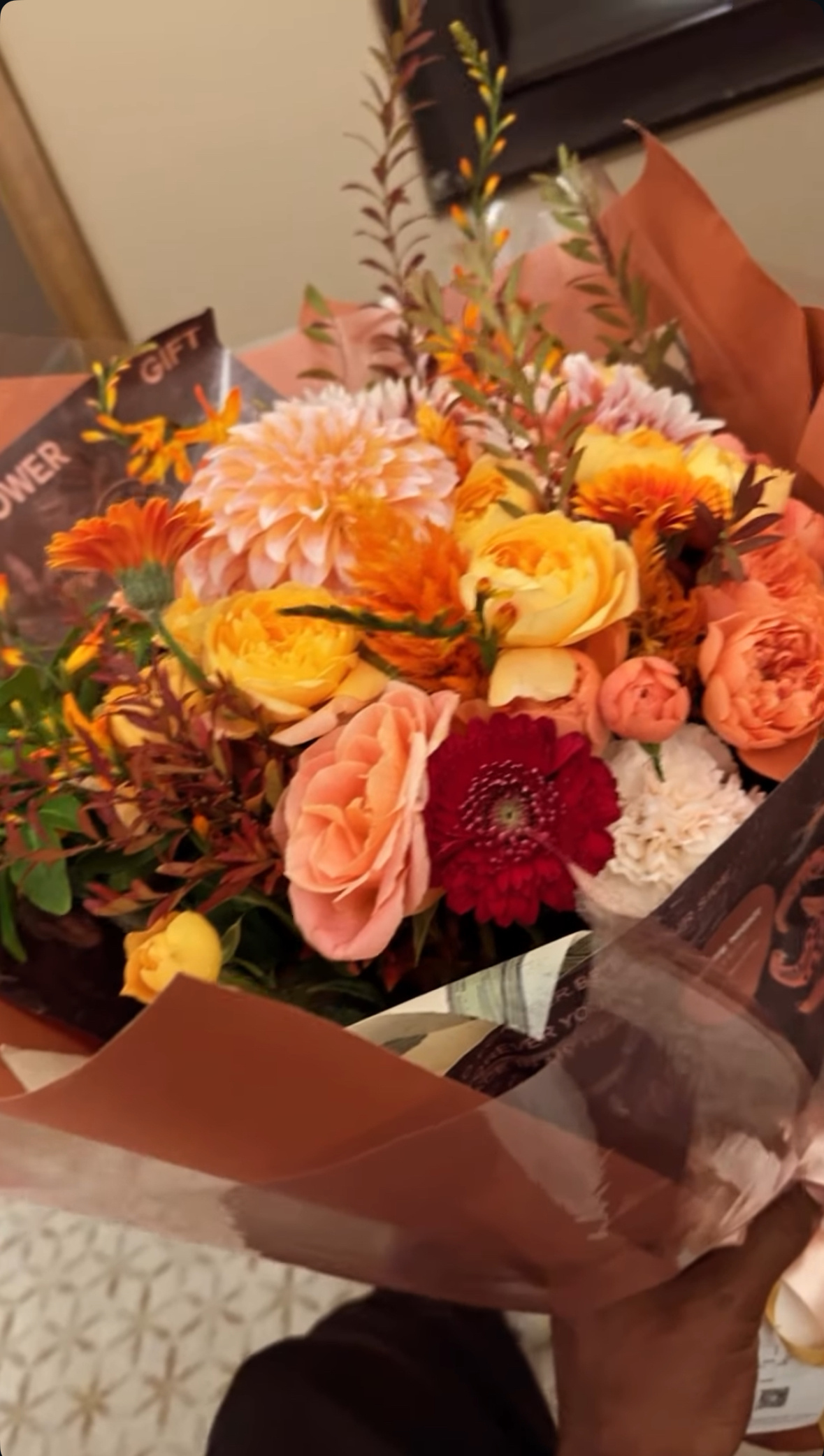 奥利弗抵达沈阳晒抵达沈阳后收到的鲜花辽宁男篮 ​​​