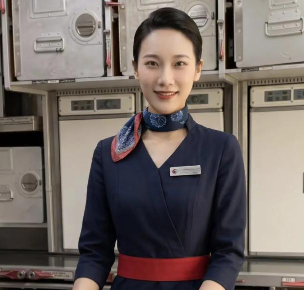 上周坐飞机，旁边一大爷问空姐：“姑娘，你这丝巾挺好看，是不是公司发的装饰品？”空