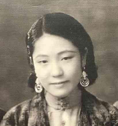 莫秀英（1900‑1947），人称莫五姑，广东高州人，是民国“南天王”陈济棠的夫