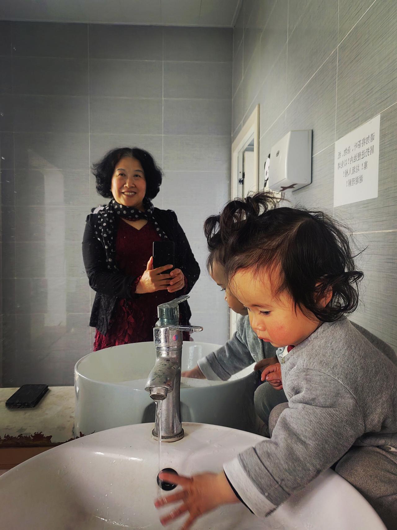 晒图笔记大赛我的生活，就是带孙子，做家务，照顾母亲，脚忙手乱的日常。累是累了点，