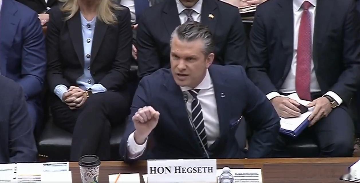 赫格塞斯在听证会上痛斥众议员无耻，把才行动两个月的伊朗行动称为泥潭，那伊拉克和阿