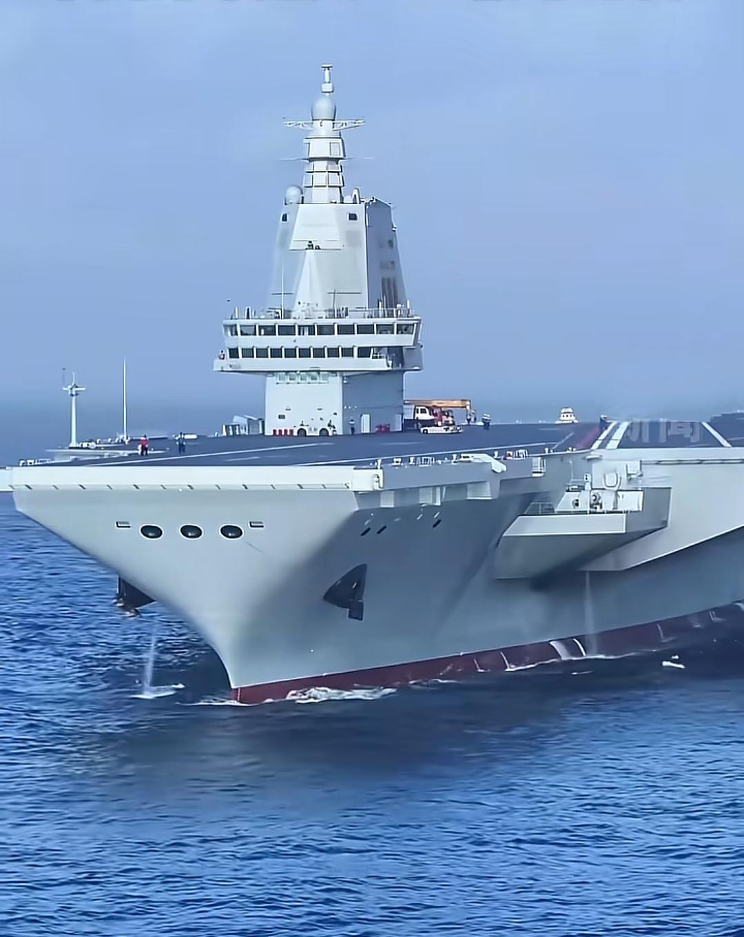 福建舰航母入列服役，令广大军迷网友兴高采烈，兴奋不已。
    但让军迷网友们意