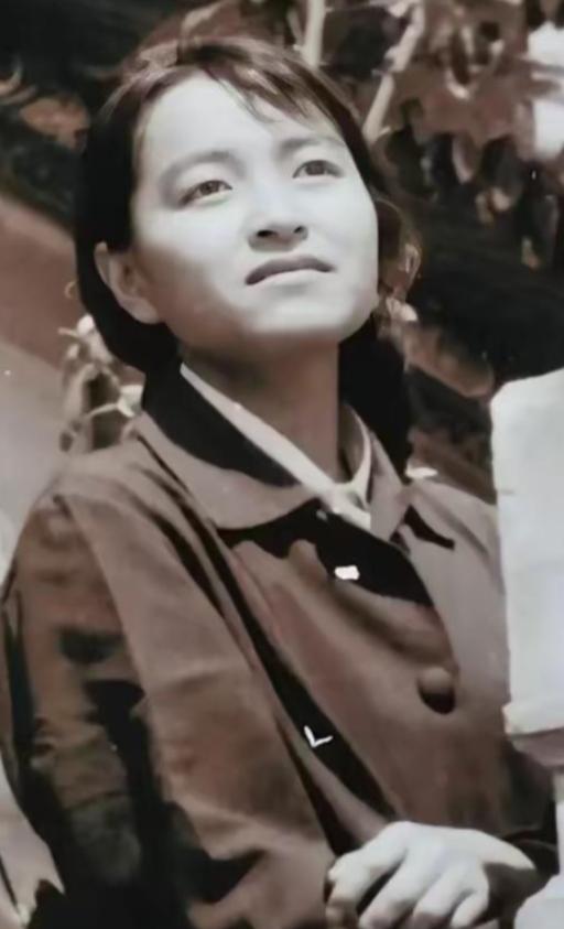 1995年，褚时健的掌上明珠褚映群被洛阳警方带走，4个月后，褚映群在狱中自杀身亡