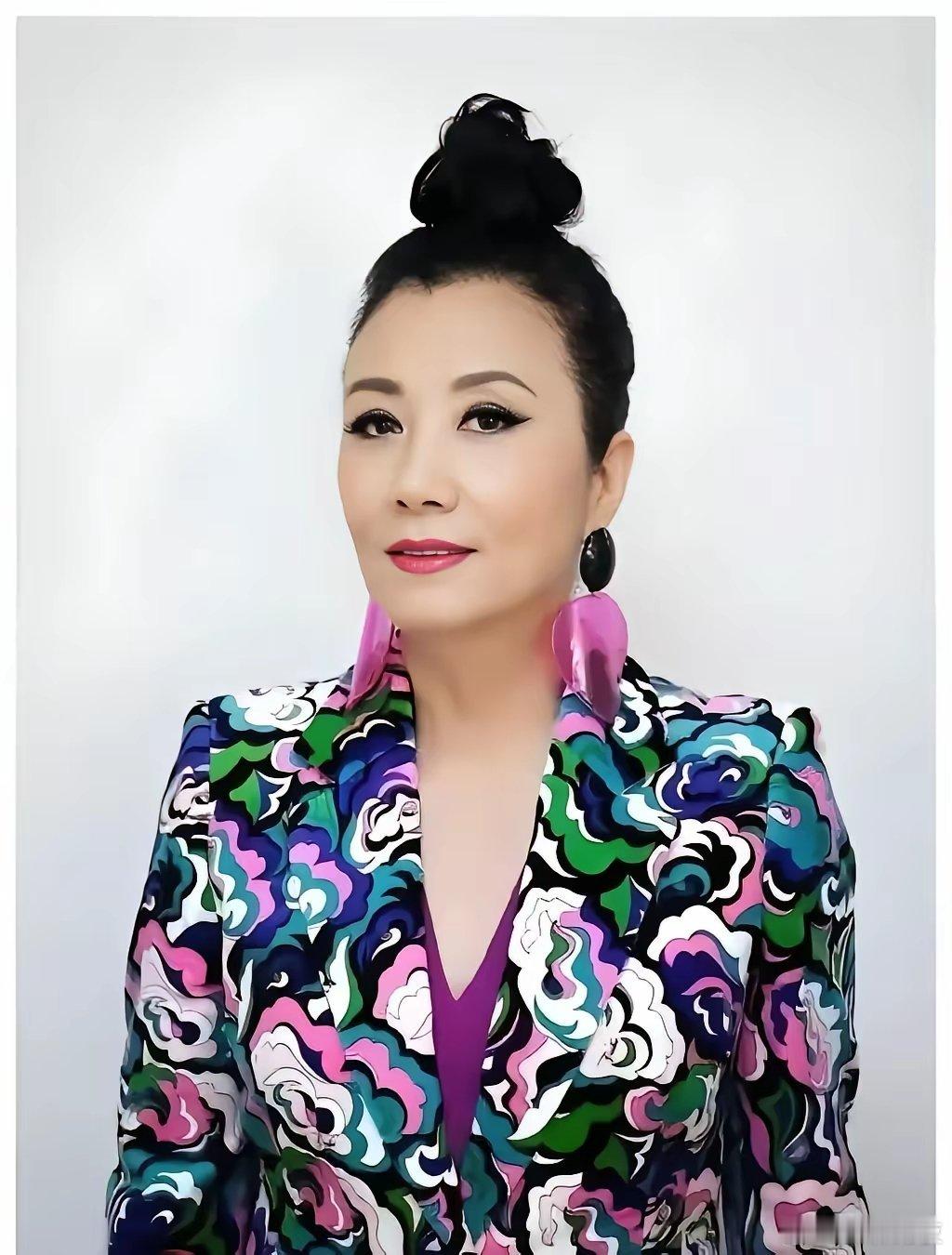 汪明荃的“AA爱情”，如今成了全港的关注。​枕边人罗家英埋怨汪明荃不伸手资助，​