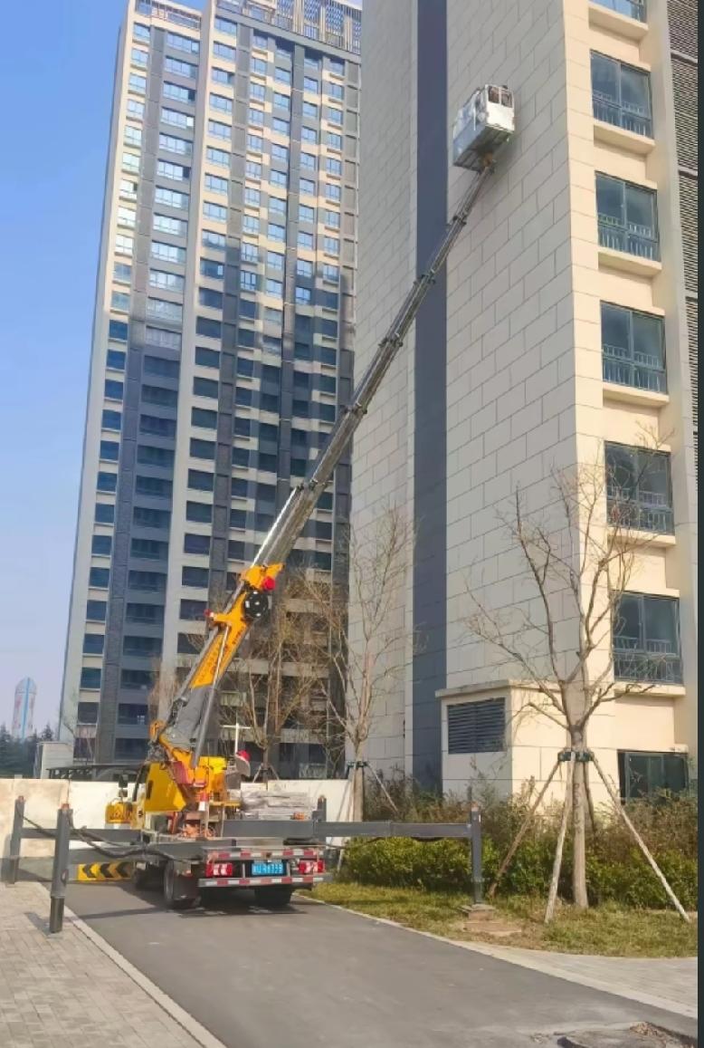 这种登高作业吊车，建议全国消防站，必须配备一辆！完全可以伸到5楼，看第一张作业图