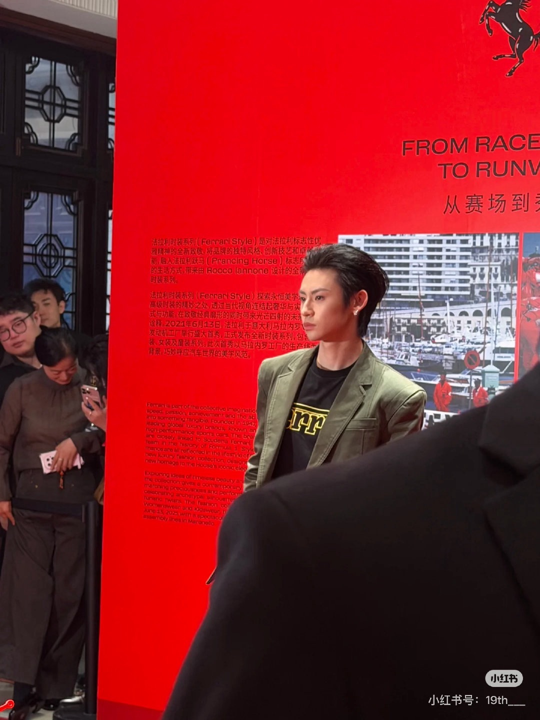 小鬼好权威的时尚脸小鬼年轻的法拉利更权威小鬼军绿色西装造型利落松弛，大背头搭配精