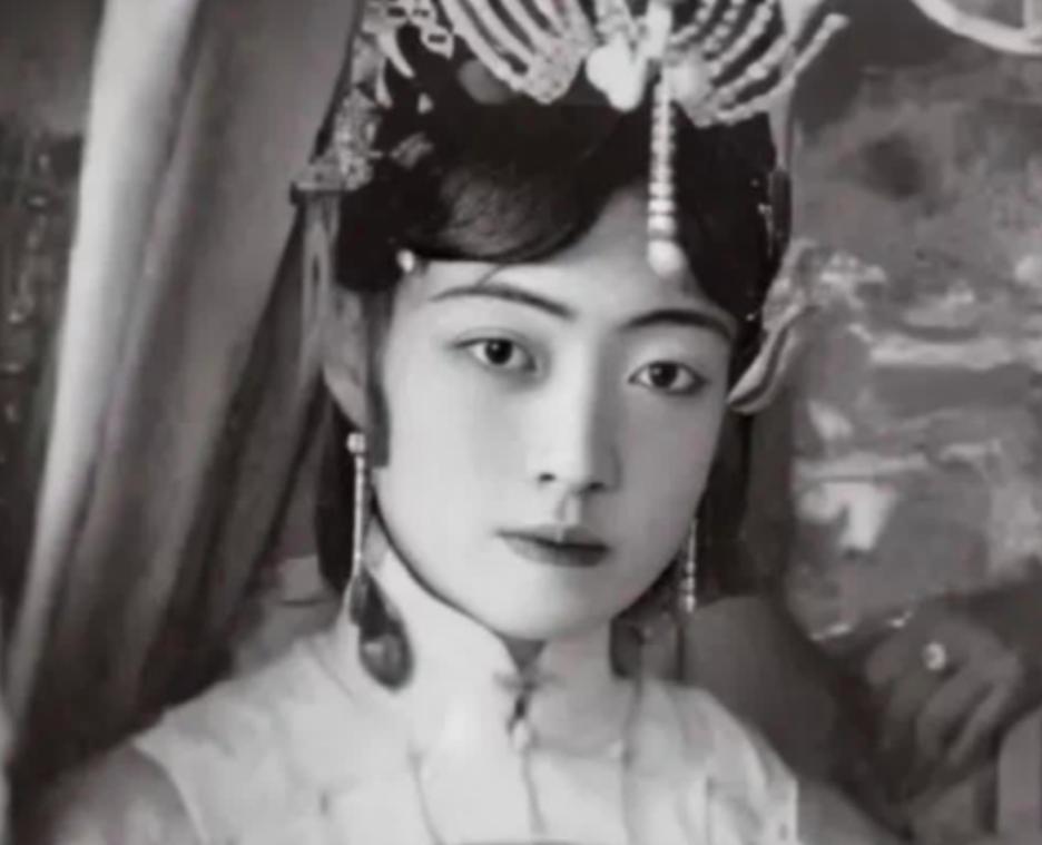 晚清时期，婉容洗澡时，命令刚来的太监孙耀庭伺候自己，谁知，孙耀庭刚解开她衣服，就