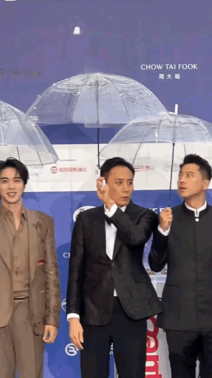 一觉醒来，发现刘烨就这样撑着伞也被雨水淋湿了。他微微抬起头，眼睛无奈地眨巴着，很