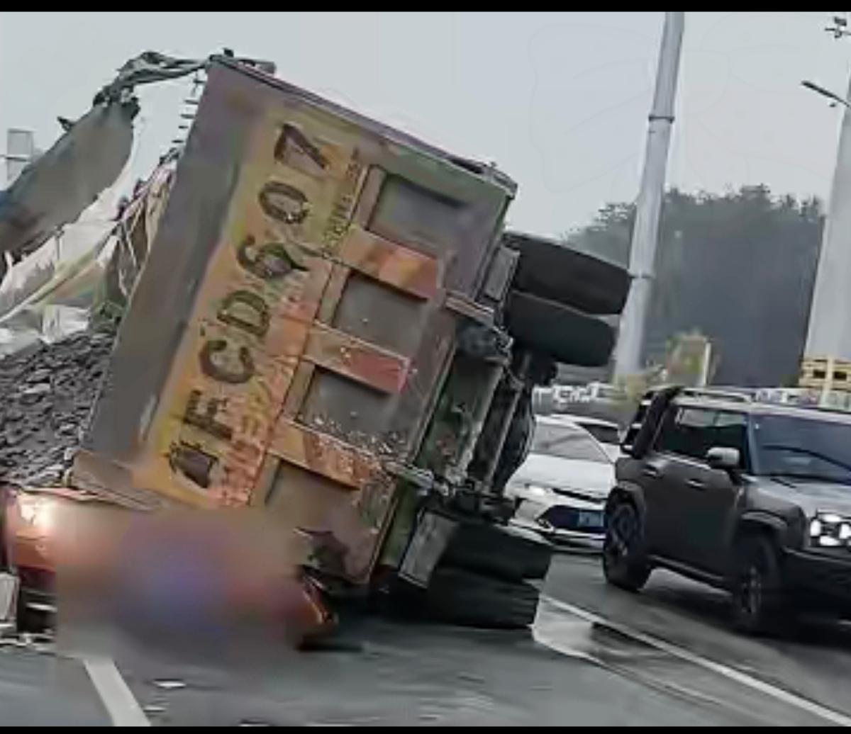 44岁老师的生命，被一辆超载4倍多的渣土车碾碎，这哪是车祸分明是“移动炸弹”酿的