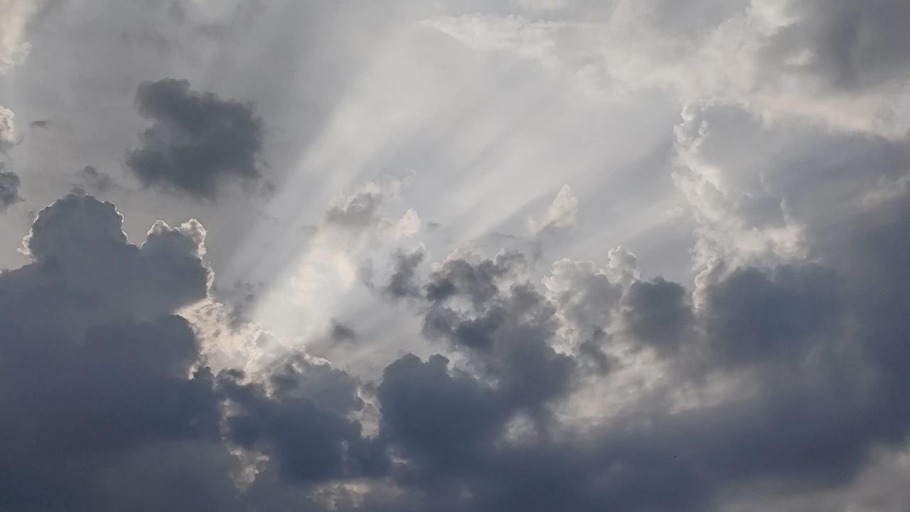 晒图笔记大赛夏日限定的景象，抬头可见的蓝天白云，让人感觉神清气爽，心旷神怡。！每