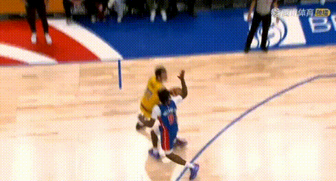 犯规罗生门——NBA镜头是会骗人的！
图1看明显是打手犯规了；图2清清楚楚根本没