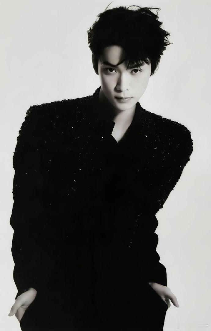 官方号将梓渝置顶了哎，影响力一绝，有0个人不会被梓渝的魅力迷倒