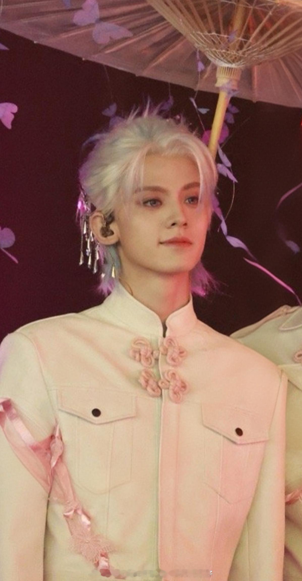 左航今日演唱会白发造型左航白毛