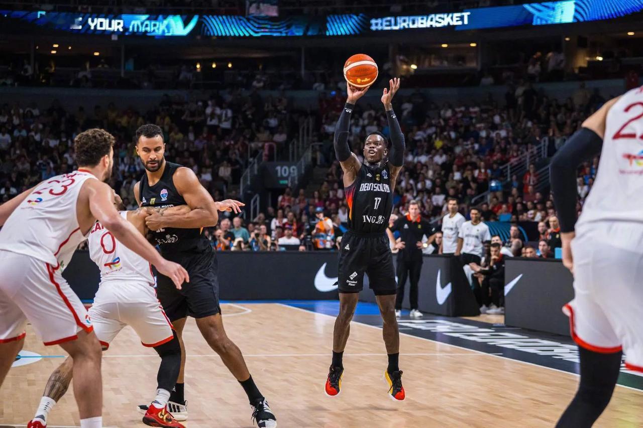 施罗德和诺维茨基谁强
nba是诺维斯基，德国是施罗德
世界篮坛也排的上号了，施罗