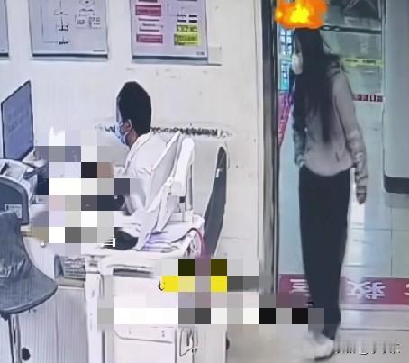 12月24日，四川西昌一女子陪朋友到医院就医，发现医生一直在优先救治重症患者，女