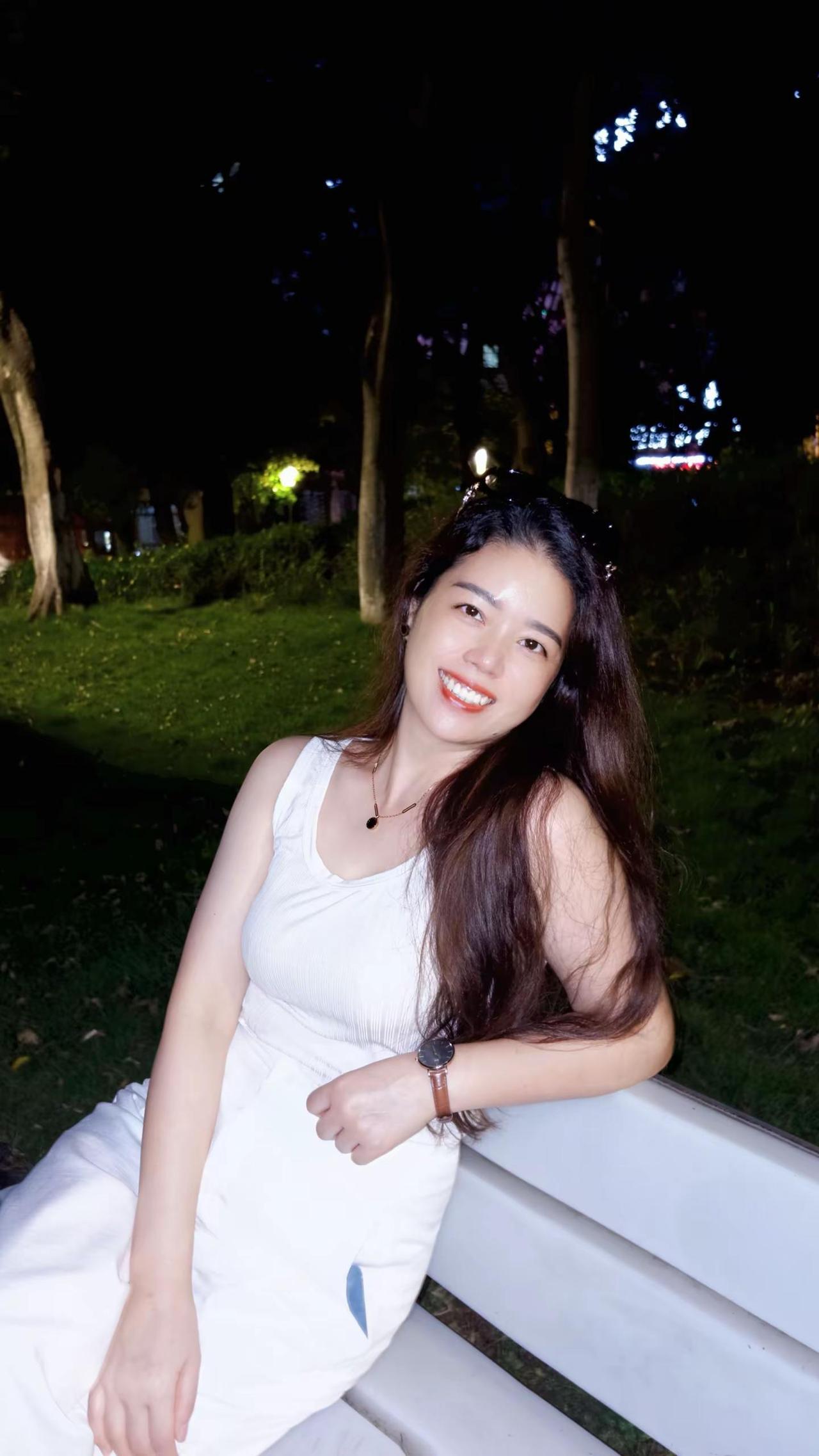 花开的漂亮就是会招引蝴蝶啊，但是这朵花只属于养花人，不属于任何一只蝴蝶类！