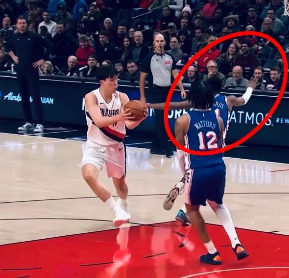 杨瀚森一登场就给大家惊喜，小眼神+假动作骗过防守人得分杨瀚森登场13秒就得分杨瀚