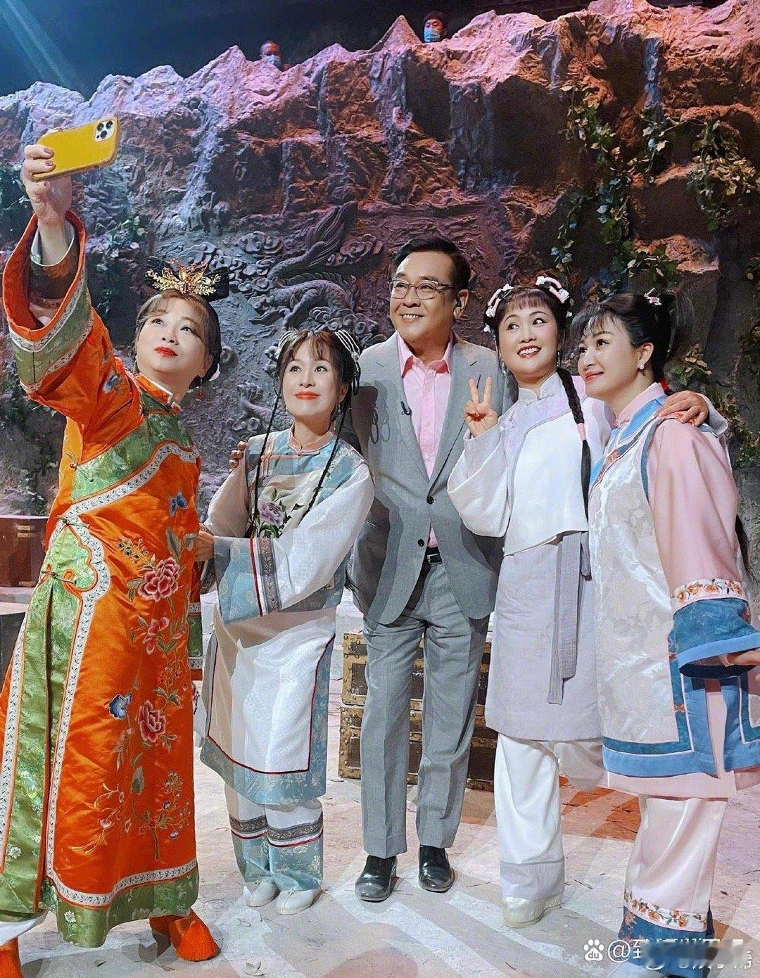 最爱的一版《鹿鼎记》，韦小宝四位老婆同聚舞台，可惜陈小春未能到场。 ​​​