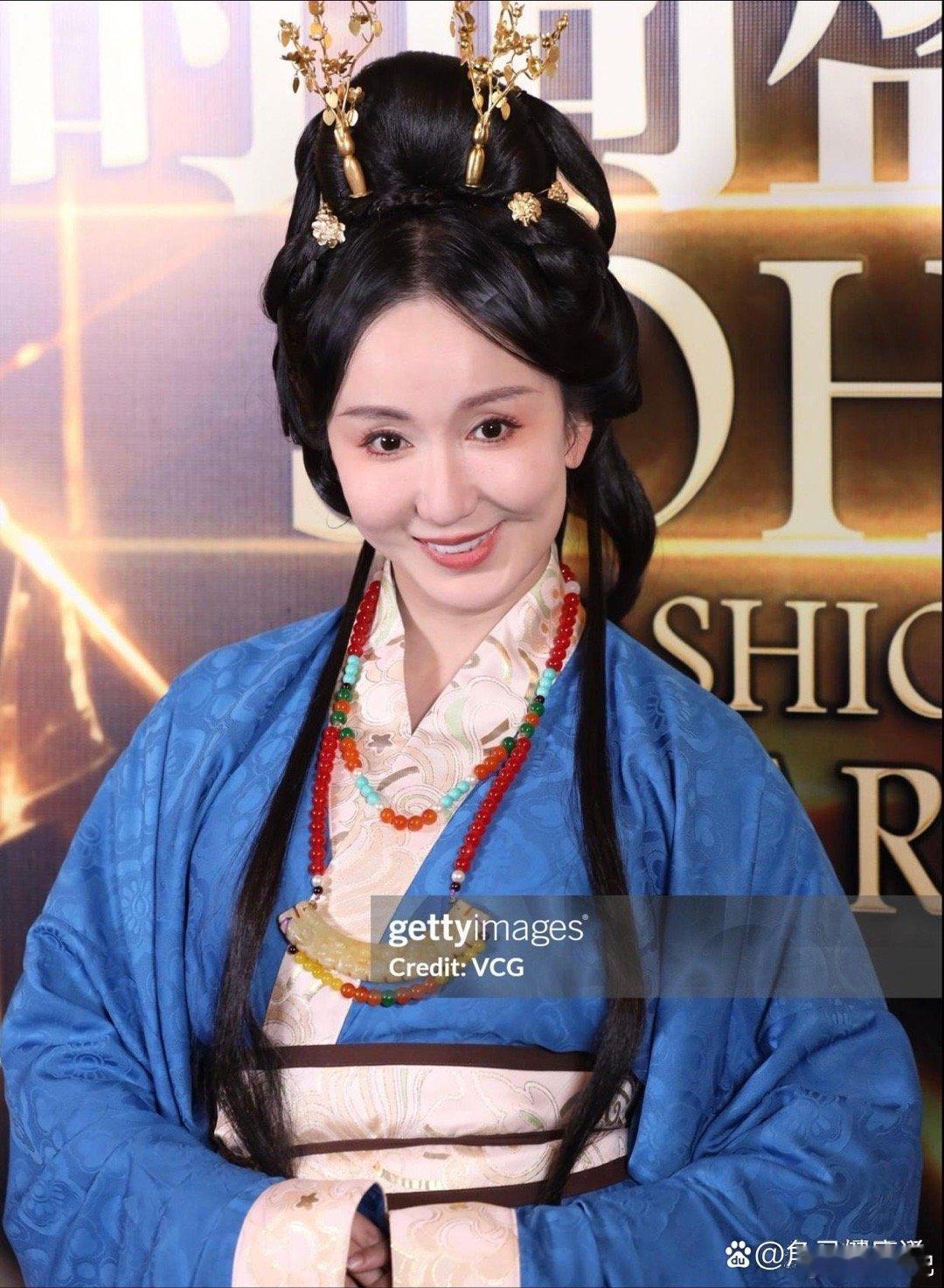 娄艺潇是中国内地知名女演员和歌手，因在《爱情公寓》中饰演胡一菲一角而走红 
