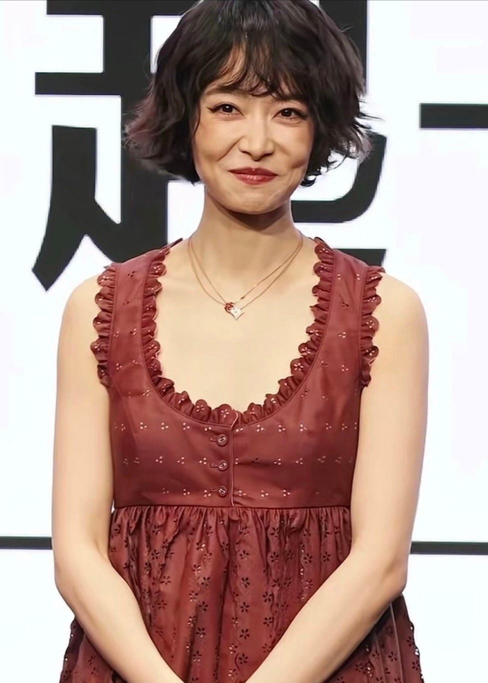 没认出来是宋茜 天呐，这居然真的是宋茜！哎，宋茜真的老了，少女变阿姨了，脸上褶子