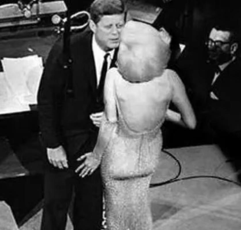 玛丽莲.梦露的死亡之密虽然官方宣布梦露的死亡是因为用药过量，但民间又流传了很多种