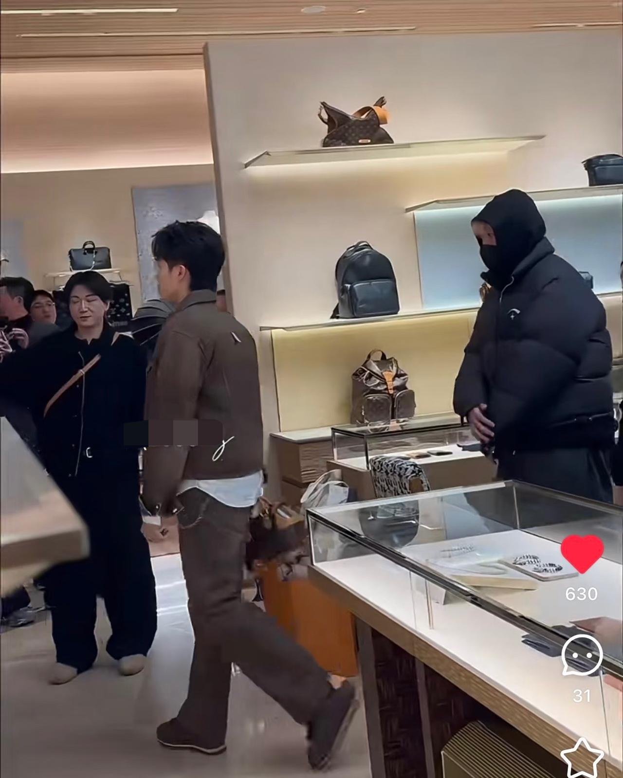 王楚钦与巩俐同框参加活动——开场是王楚钦 压轴是巩俐
品牌方对王楚钦是真宠，
活