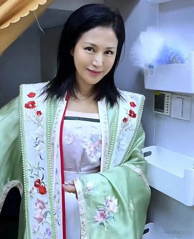 陆毅老婆和闺女拍新年大片，16岁贝儿身高超过鲍蕾，鲍蕾站在孩子们中间，就跟姐姐没