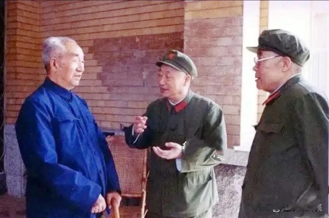 1984年，原北京军区副司令员徐深吉将军（中）与原北京军区副政委罗应怀将军（右一