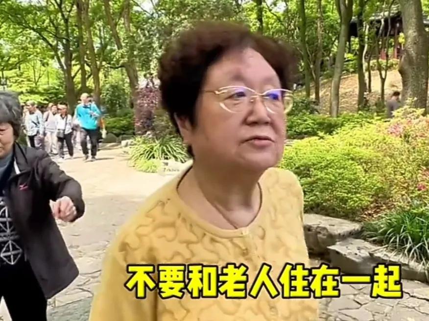 上海阿姨语出惊人：坚决不跟儿女住一起！背后原因引人深思
 
近日，一段关于上海阿