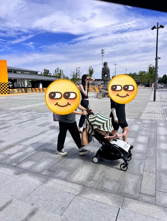阿那亚偶遇何穗带孩子度假 有网友在阿那亚偶遇何穗带娃度假，她穿黑色吊带配长裤人字
