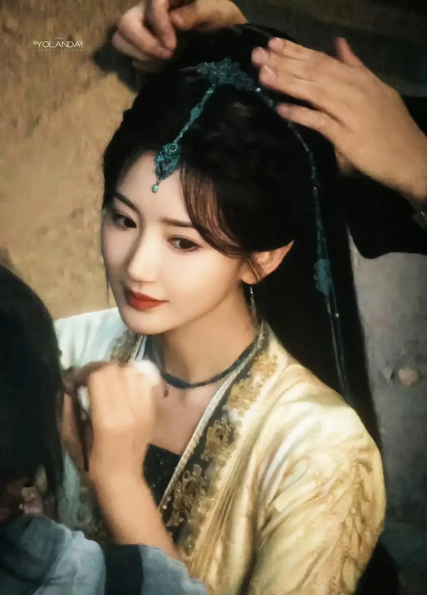 毛晓彤古装新剧路透美照 身穿金碧衣衫温婉动人. 近日，一组毛晓彤新剧的路透美照释