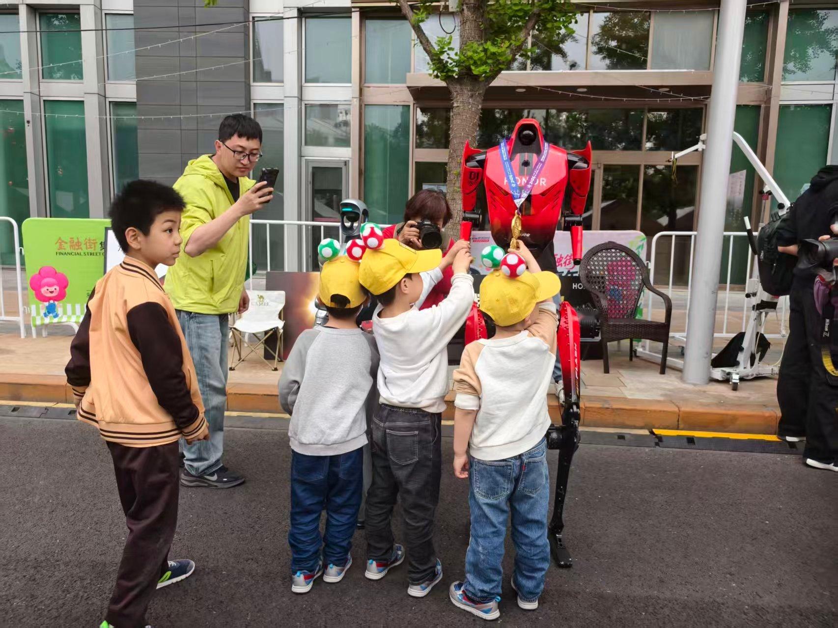 荣耀机器人夺冠后首次亮相好家伙现在机器人还挺幽默哈哈哈，不知道这个后续会不会有消