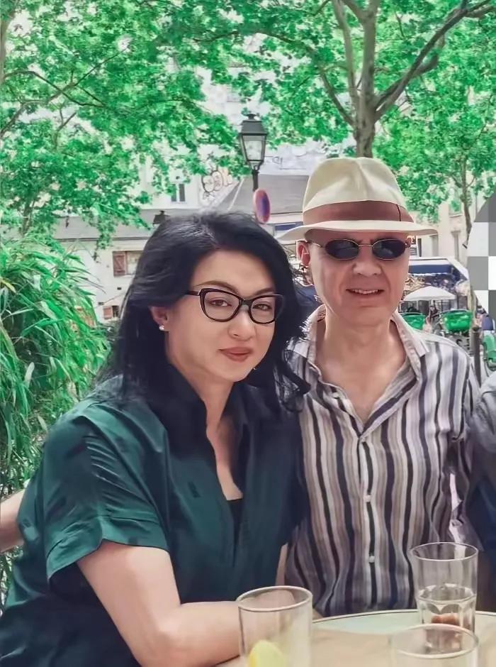 金星和老公漫步在法国街头，感觉金星越来越胖了，变成五短身材，为啥不减肥呀？以前那