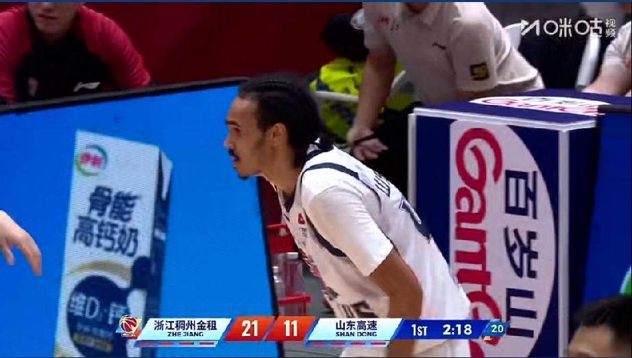 CCTV5正在直播浙江稠州vs山东高速，首节稠州28-20获胜。
山东首节20分