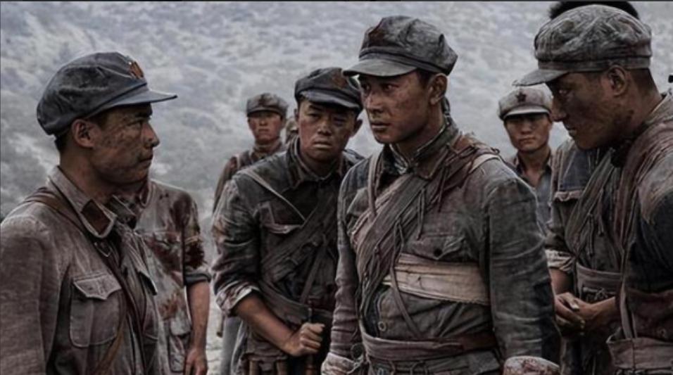 1936 年，一红军战士不慎落到了敌人手里。押解途中，一老汉瞅见后，黑着脸，上去