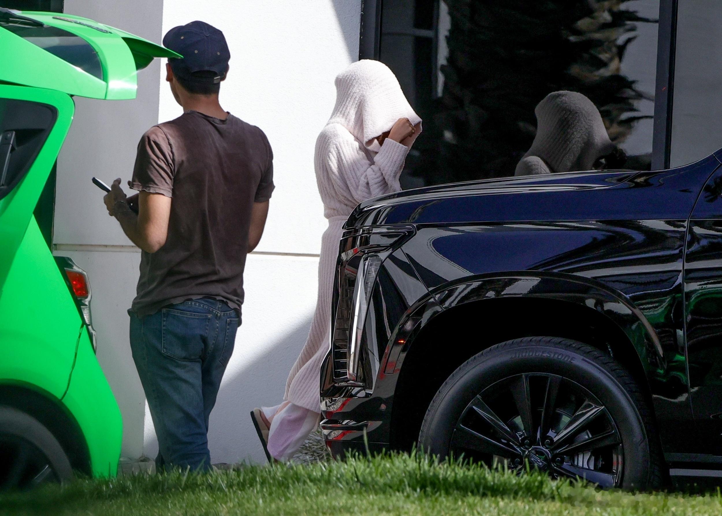 Selena Gomez赛琳娜戈麦斯结束在墨西哥的海上度假，和一班同游的朋友搭乘